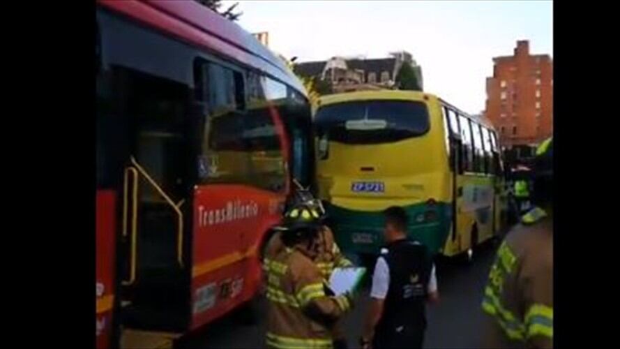 Accidente de buses de Transmilenio deja 24 heridos. Foto: Twitter @barrotalvez