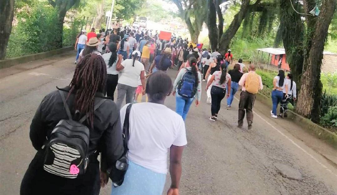 Campesinos y estudiantes protestan con bloqueos en la vía Panamericana