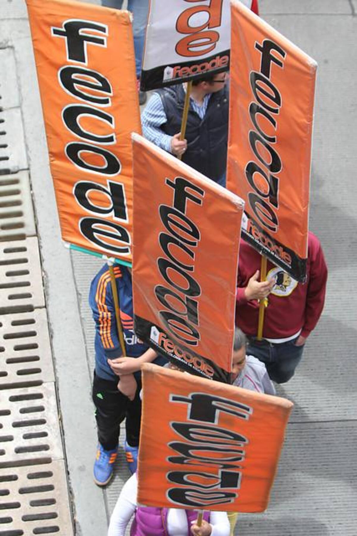 50.000 educadores de todas las regiones del país se dirigen al Ministerio de Educación, ubicado en la capital colombiana, apara manifestar su preocupación frente al acuerdo al que llegó el Gobierno con Fecode.