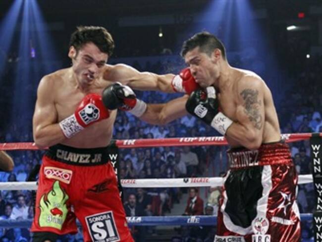 Con una rodilla fracturada y un brazo roto, Sergio "Maravilla" Martínez es el nuevo campeón mundial de peso medio en boxeo