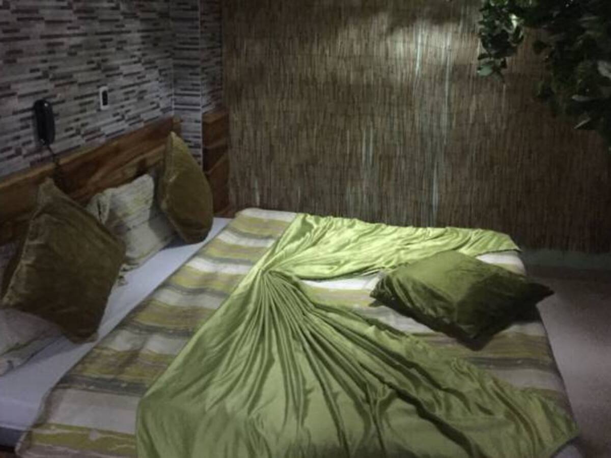 En los zapatos de un trabajador de motel en Bogotá