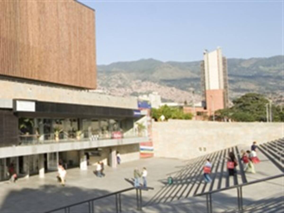 El presidente del BID invita al foro mercados de la base de la pirámide en Medellín