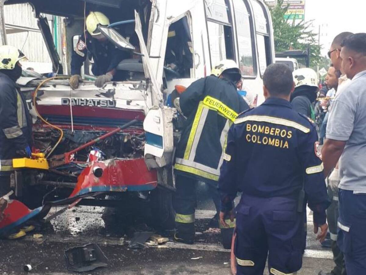 Conductor de bus atrapado en choque de dos automotores en Soledad