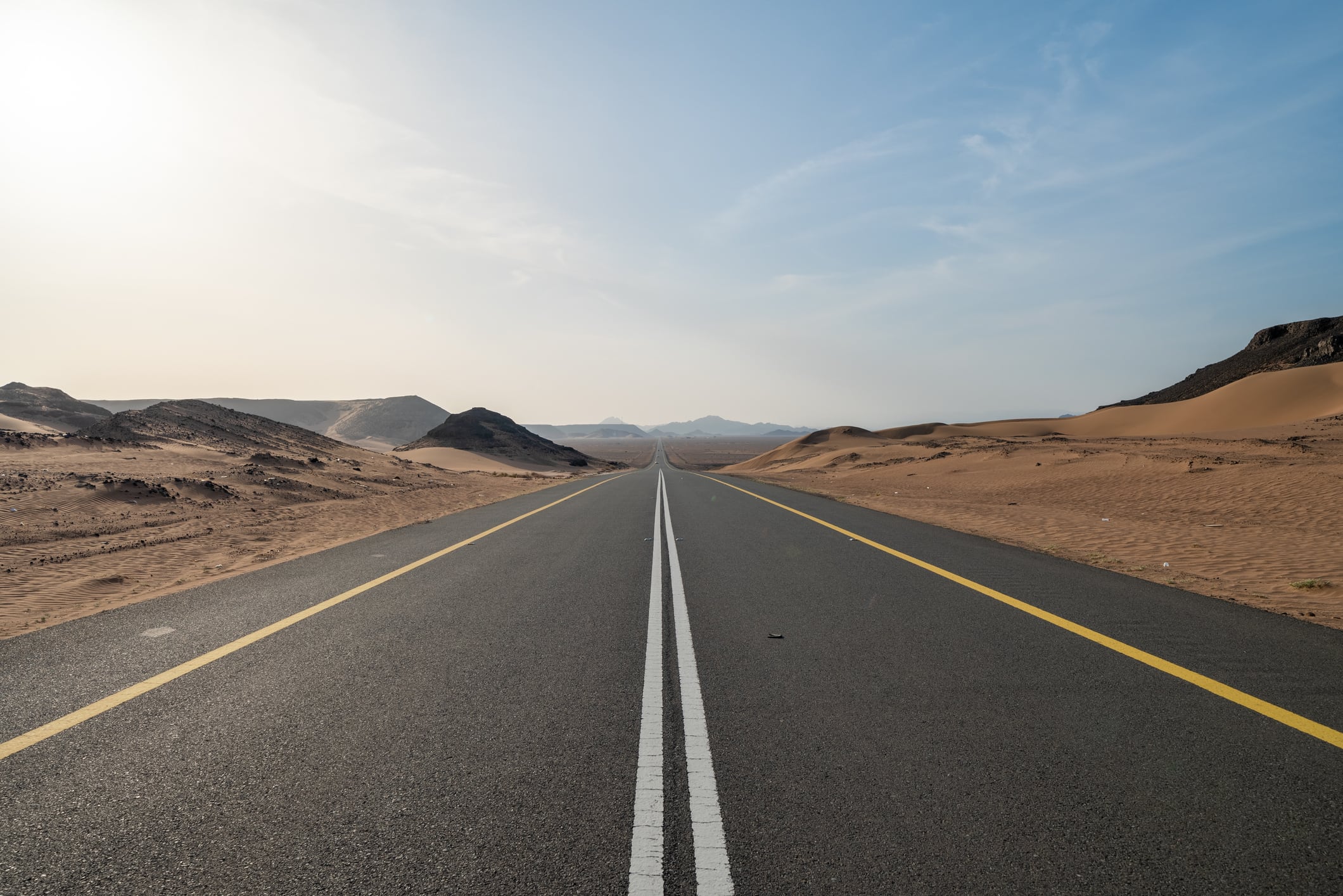 Esta es la carretera recta más larga del mundo: Mide más de 200 km y se encuentra en Asia. Getty Images