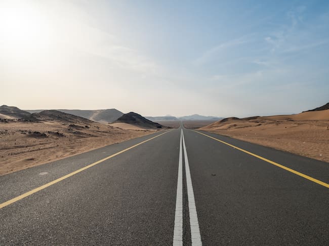 Esta es la carretera recta más larga del mundo: Mide más de 200 km y se encuentra en Asia. Getty Images