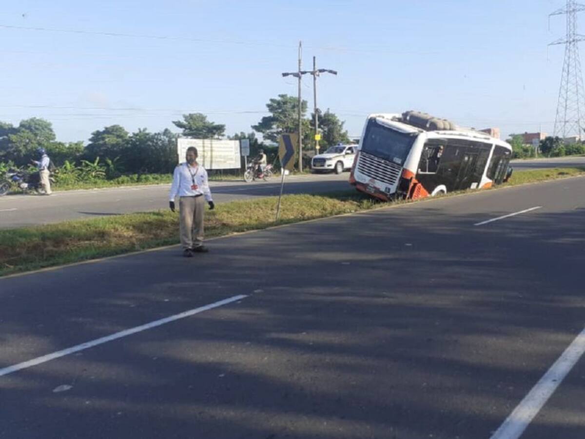 Bus de Transcaribe se accidentó por esquivar a un hombre que era atracado