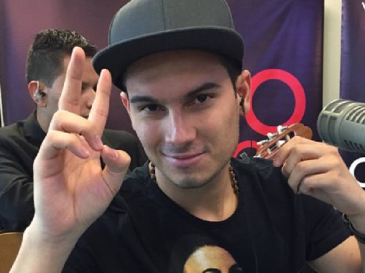 Canciones para dedicar de la mano de Pipe Bueno en los Desconectados