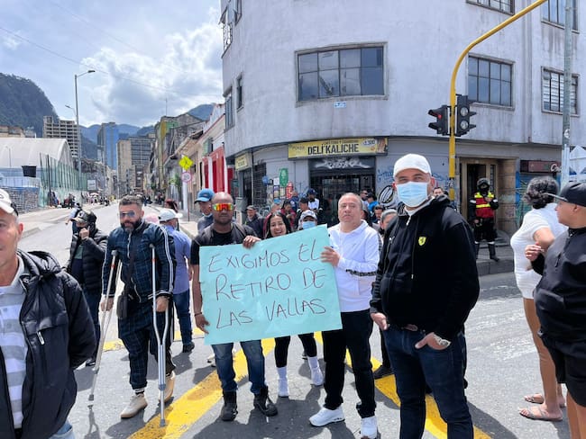 Comerciantes del centro de Bogotá llevan dos semanas sin trabajar por vallas de seguridad