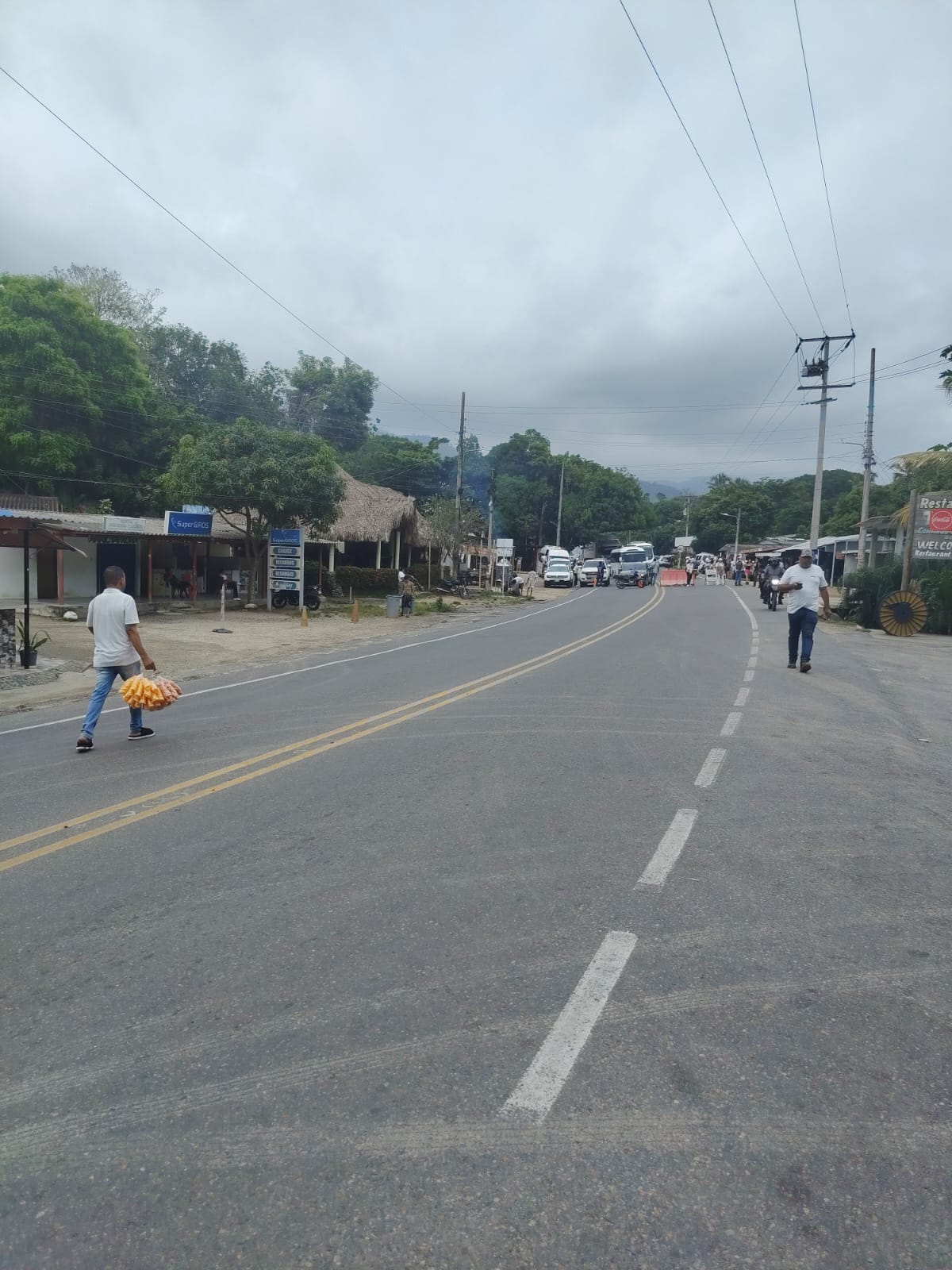 Comunidades bloquean vía al Parque Tayrona y denuncian presuntos excesos de la fuerza pública. Foto: suministrada.