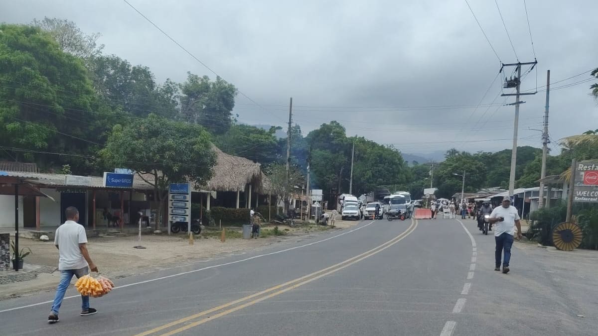 Comunidades bloquean vía al Parque Tayrona y denuncian presuntos excesos de la fuerza pública