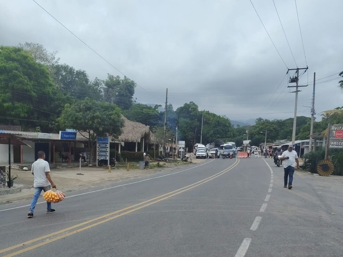 Comunidades bloquean vía al Parque Tayrona y denuncian presuntos excesos de la fuerza pública