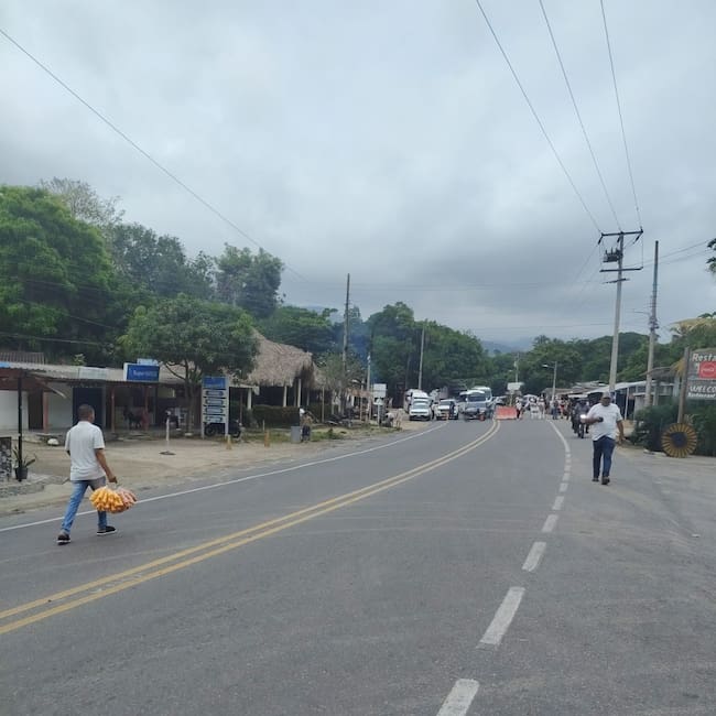 Comunidades bloquean vía al Parque Tayrona y denuncian presuntos excesos de la fuerza pública. Foto: suministrada.