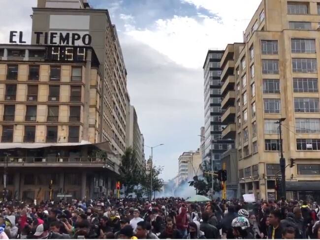 En vivo: Despejan Plaza de Bolívar con gases lacrimógenos