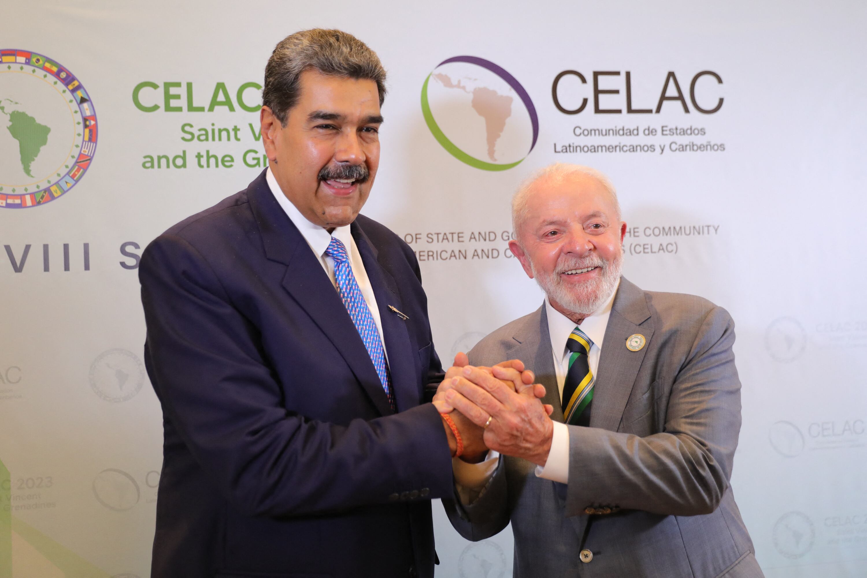 This handout picture released by the Venezuelan Presidency shows Venezuela's President Nicolas Maduro (L) posing for a picture with Brazil's President Luiz Inacio Lula da Silva during the CELAC Summit in Buccament Bay, Saint Vincent and the Grenadines, on March 1, 2024. (Photo by MARCELO GARCIA / Venezuelan Presidency / AFP) / RESTRICTED TO EDITORIAL USE - MANDATORY CREDIT "AFP PHOTO /  VENEZUELAN PRESIDENCY / MARCELO GARCIA " - NO MARKETING NO ADVERTISING CAMPAIGNS - DISTRIBUTED AS A SERVICE TO CLIENTS - RESTRICTED TO EDITORIAL USE - MANDATORY CREDIT "AFP PHOTO /  VENEZUELAN PRESIDENCY / MARCELO GARCIA " - NO MARKETING NO ADVERTISING CAMPAIGNS - DISTRIBUTED AS A SERVICE TO CLIENTS / 