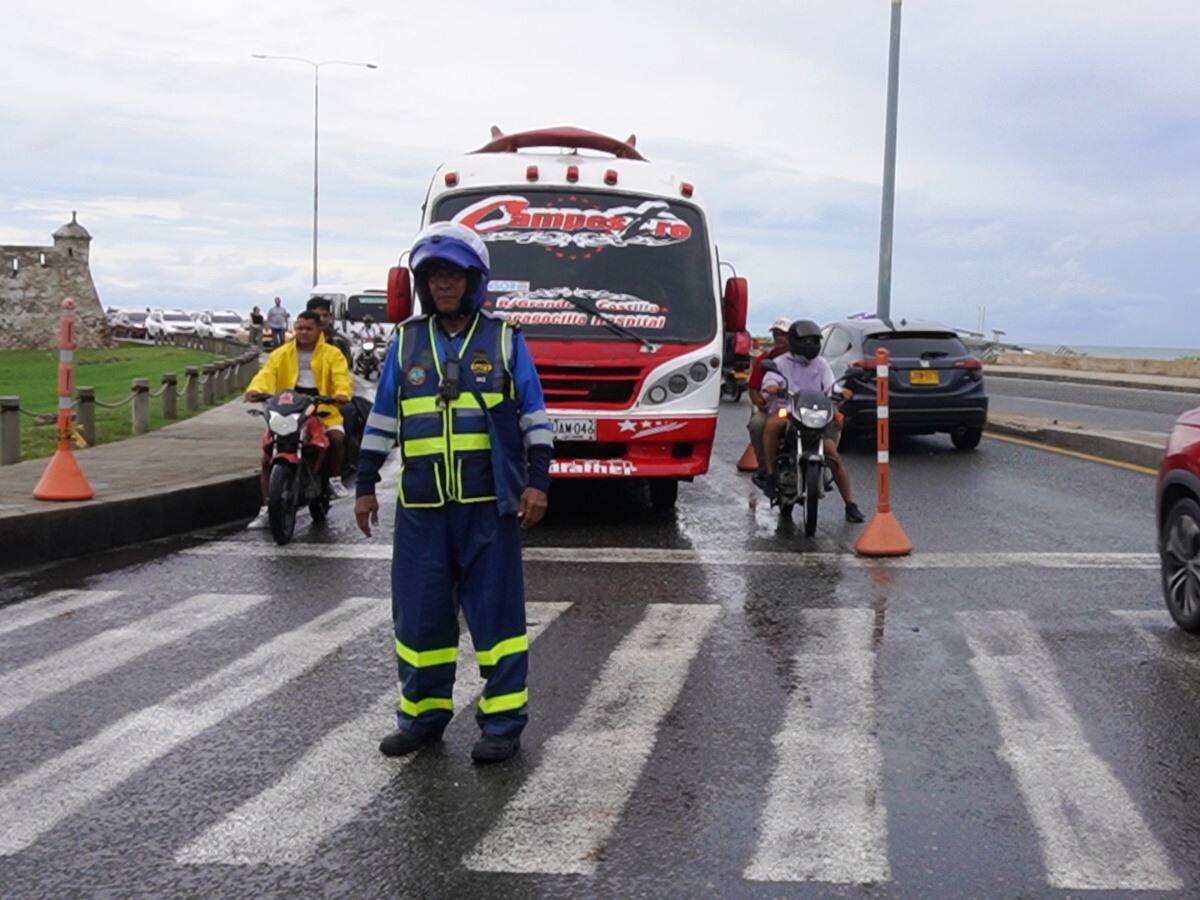 Contraflujo en Avenida Santander por montaje de palcos para el Desfile de Independencia