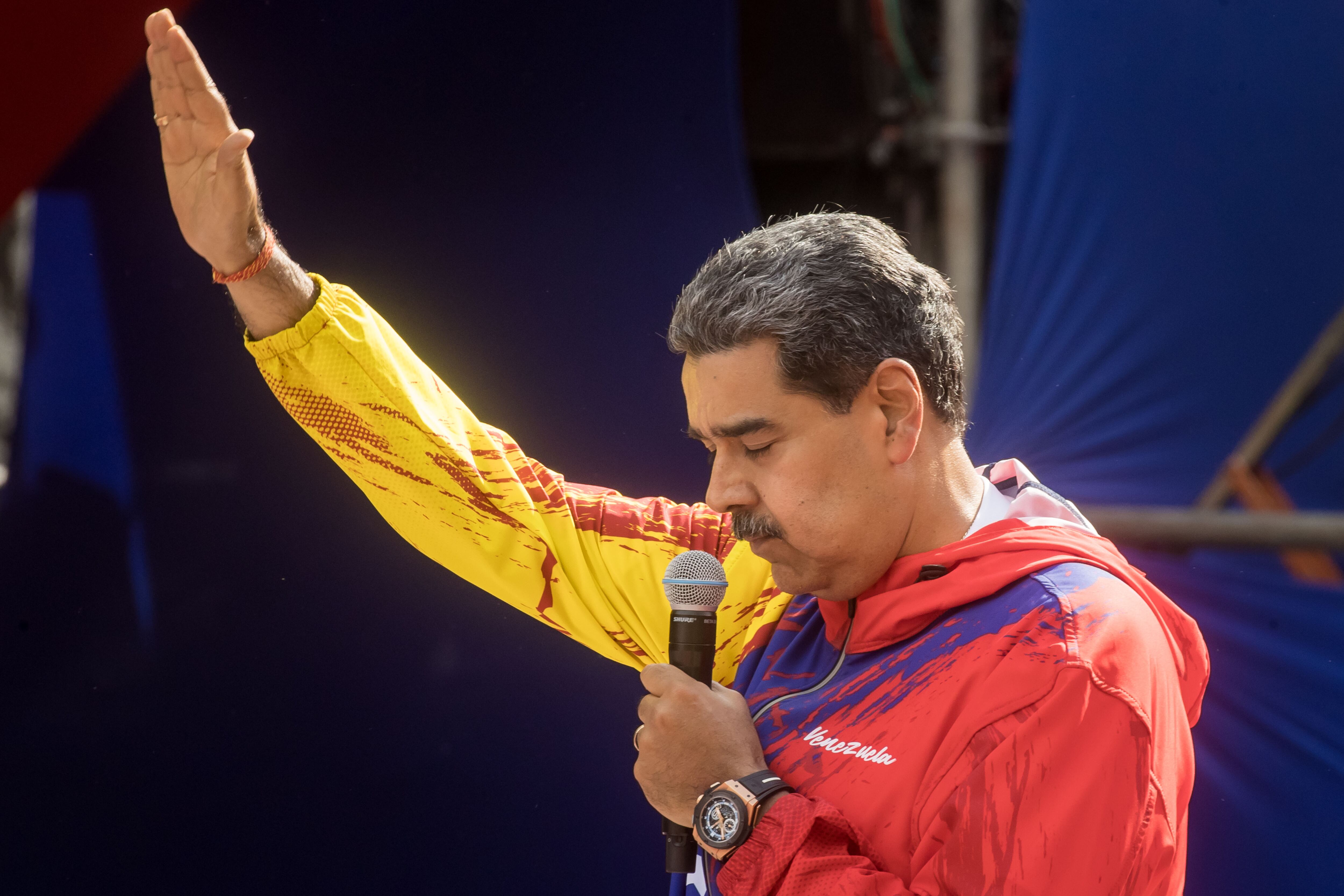 AME3668. CARACAS (VENEZUELA), 29/02/2024.- El presidente de Venezuela, Nicolás Maduro, participa en un acto a propósito de cumplirse 20 años de la declaración de la nación como "país antiimperialista" del expresidente Hugo Chávez, este jueves en Caracas (Venezuela). Miles de chavistas se concentraron este jueves en la principal autopista de Caracas para respaldar al presidente de Venezuela, Nicolás Maduro, en una marcha a propósito de cumplirse 20 años de la declaración de la nación como "país antiimperialista". El multitudinario evento, que colapsó el tránsito en parte de la capital venezolana, congregó a los seguidores del chavismo de distintas partes del país que llegaron en buses desde el interior para participar en el acto, en el que fueron recibidos por el mandatario. EFE/ Miguel Gutiérrez