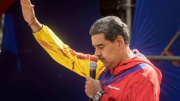 AME3668. CARACAS (VENEZUELA), 29/02/2024.- El presidente de Venezuela, Nicolás Maduro, participa en un acto a propósito de cumplirse 20 años de la declaración de la nación como &quot;país antiimperialista&quot; del expresidente Hugo Chávez, este jueves en Caracas (Venezuela). Miles de chavistas se concentraron este jueves en la principal autopista de Caracas para respaldar al presidente de Venezuela, Nicolás Maduro, en una marcha a propósito de cumplirse 20 años de la declaración de la nación como &quot;país antiimperialista&quot;. El multitudinario evento, que colapsó el tránsito en parte de la capital venezolana, congregó a los seguidores del chavismo de distintas partes del país que llegaron en buses desde el interior para participar en el acto, en el que fueron recibidos por el mandatario. EFE/ Miguel Gutiérrez
