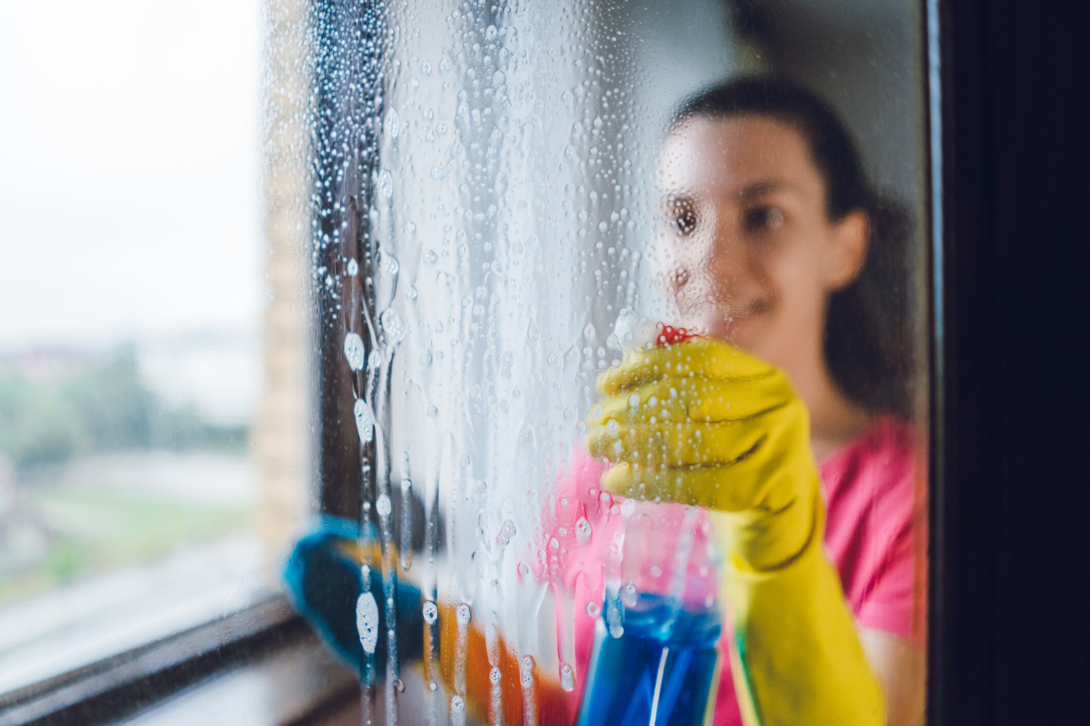 Mujer limpiando vidrios, imagen de referencia // Getty Images