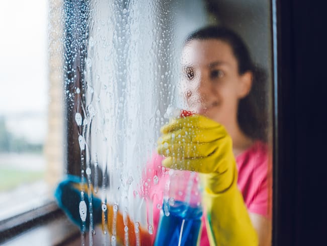 Mujer limpiando vidrios, imagen de referencia // Getty Images