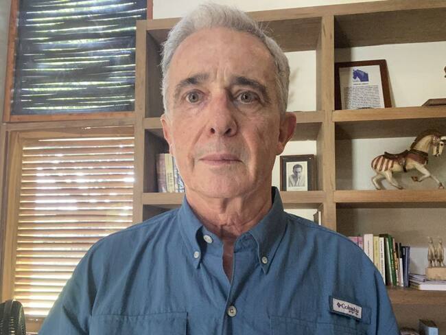 Juez decidirá si mantiene en prisión domiciliaria a Uribe