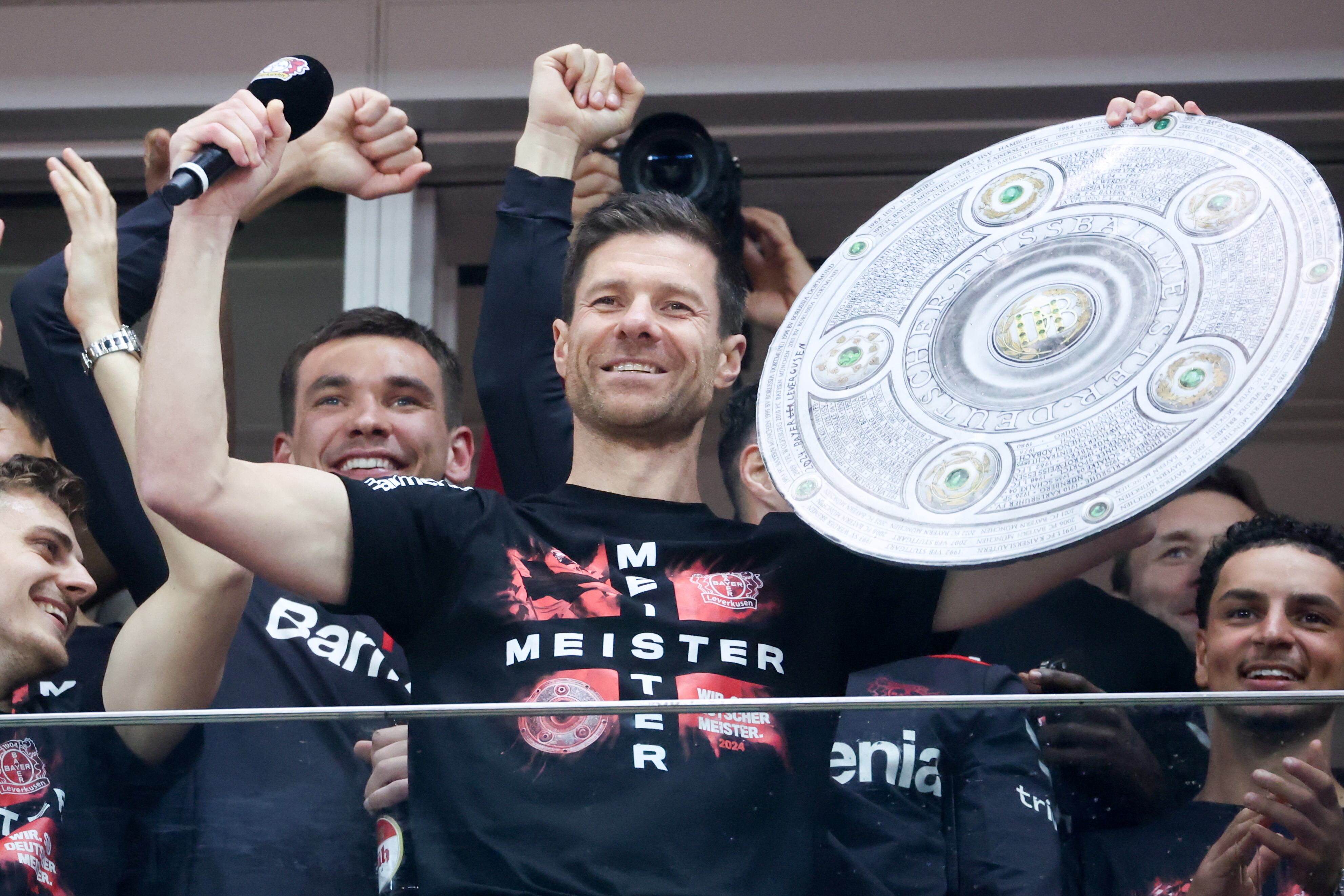 Leverkusen (Germany), 14/04/2024.- Leverkusen's head coach Xabi Alonso lifts a mock Bundesliga Meisterschale trophy, celebrating the German Bundesliga championship with his team after the German Bundesliga soccer match between Bayer 04 Leverkusen and SV Werder Bremen in Leverkusen, Germany, 14 April 2024. (Alemania) EFE/EPA/CHRISTOPHER NEUNDORF CONDITIONS - ATTENTION: The DFL regulations prohibit any use of photographs as image sequences and/or quasi-video.