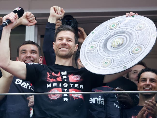 Leverkusen (Germany), 14/04/2024.- Leverkusen&#039;s head coach Xabi Alonso lifts a mock Bundesliga Meisterschale trophy, celebrating the German Bundesliga championship with his team after the German Bundesliga soccer match between Bayer 04 Leverkusen and SV Werder Bremen in Leverkusen, Germany, 14 April 2024. (Alemania) EFE/EPA/CHRISTOPHER NEUNDORF CONDITIONS - ATTENTION: The DFL regulations prohibit any use of photographs as image sequences and/or quasi-video.