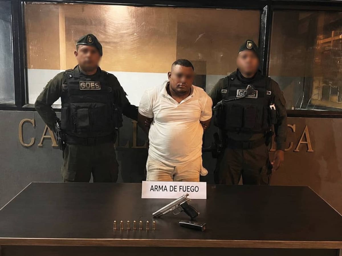 Policía captura a alias ‘Karita’ con una pistola de calibre nueve milímetros en Olaya Herrera