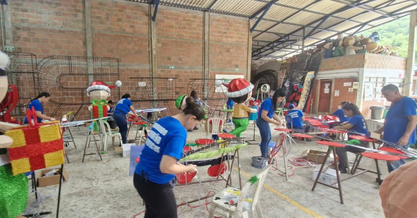 Mujeres en la elaboración de  las figuras del alumbrado navideño en Armenia. Foto: Cortesía EDEQ