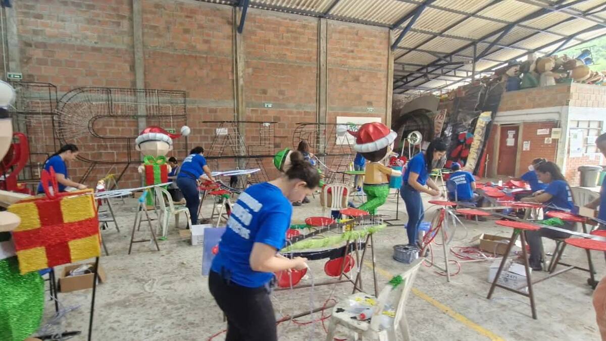 55 Mujeres fueron las encargadas del diseño de las figuras del alumbrado navideño en Armenia