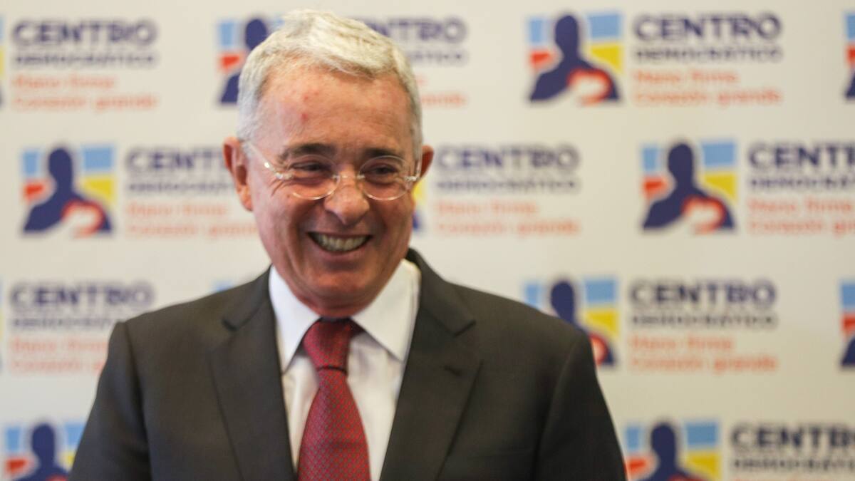 Expresidente Uribe pidió al Gobierno Petro apoyar proyecto de ley para bajar el IVA