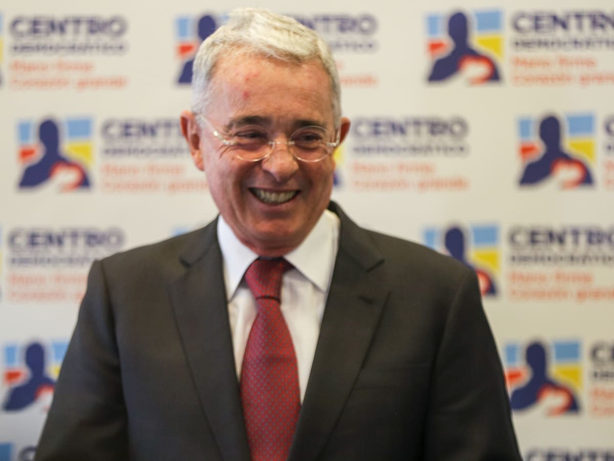 Expresidente Uribe pidió al Gobierno Petro apoyar proyecto de ley para bajar el IVA