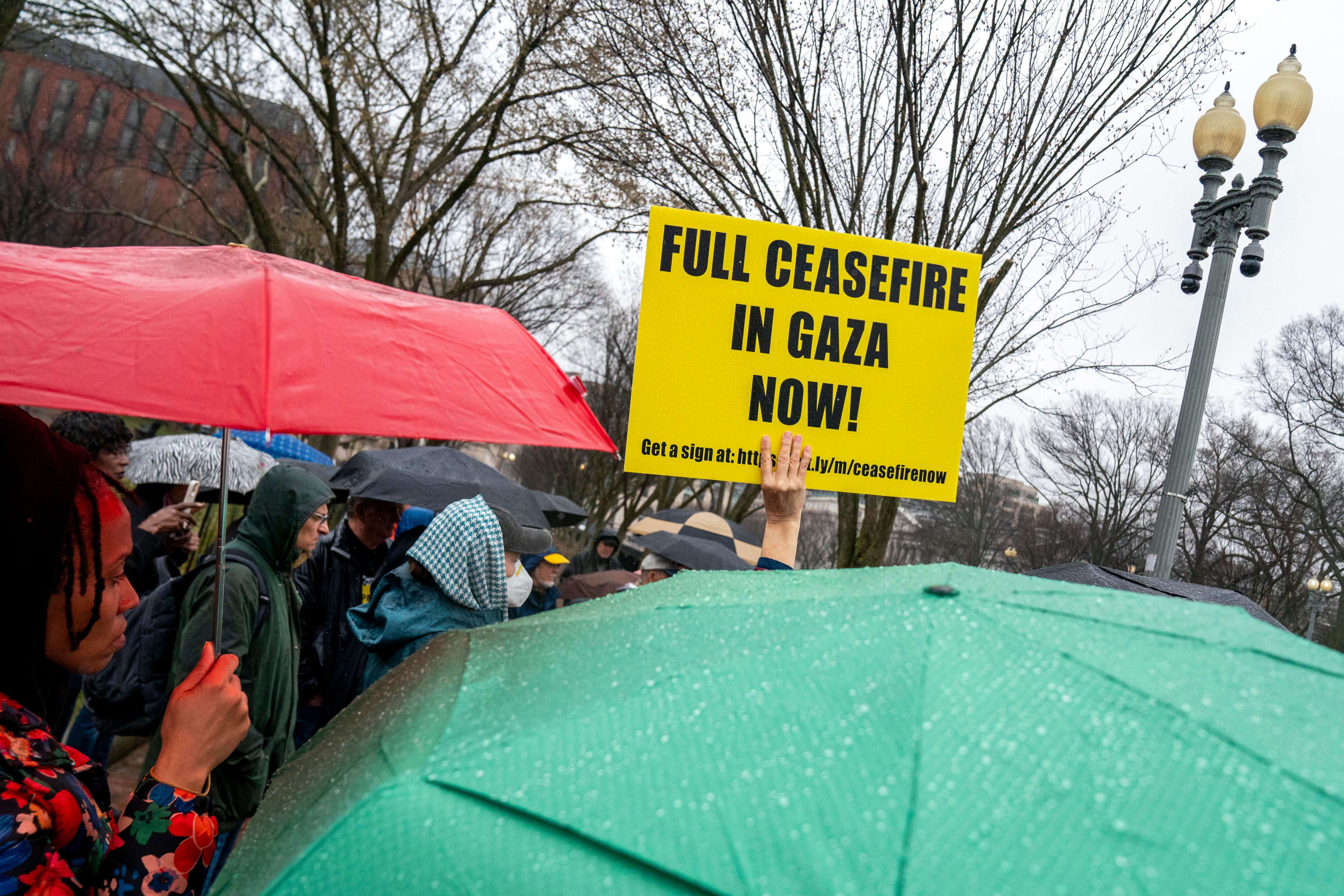 Washington (United States), 06/03/2024.- A coalition of multi-faith activists call for a ceasefire in Gaza during a protest outside of the White House in Washington, DC, USA, 06 March 2024. Ceasefire and hostage exchange talks between Israel and Hamas continue. Thousands of Israelis and Palestinians have been killed since the militant group Hamas launched an unprecedented attack on Israel from the Gaza Strip on 07 October 2023, and the Israeli strikes on the Palestinian enclave which followed it. (Protestas) EFE/EPA/SHAWN THEW