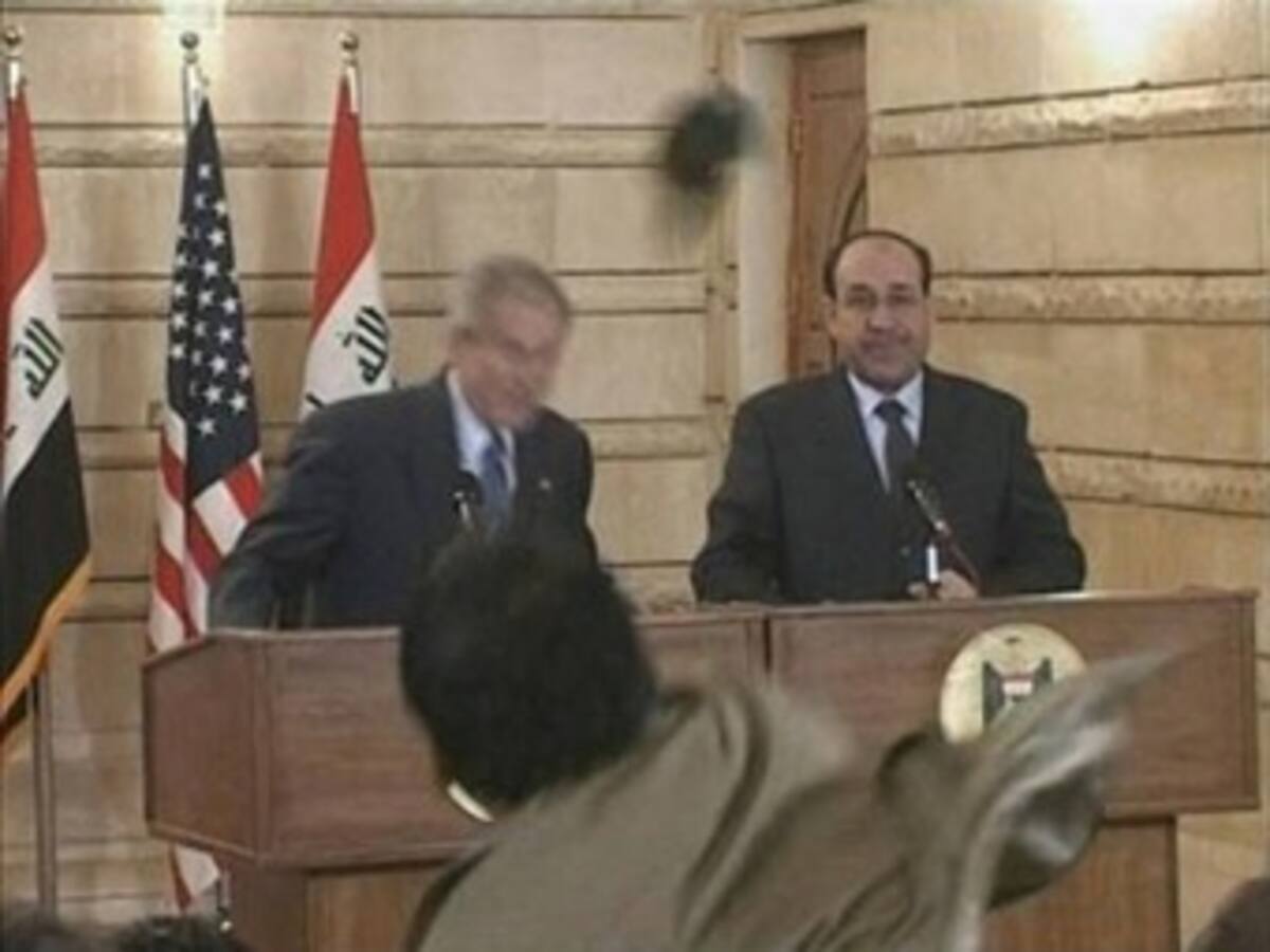 Periodista que lanzó sus zapatos a Bush es atacado de la misma manera