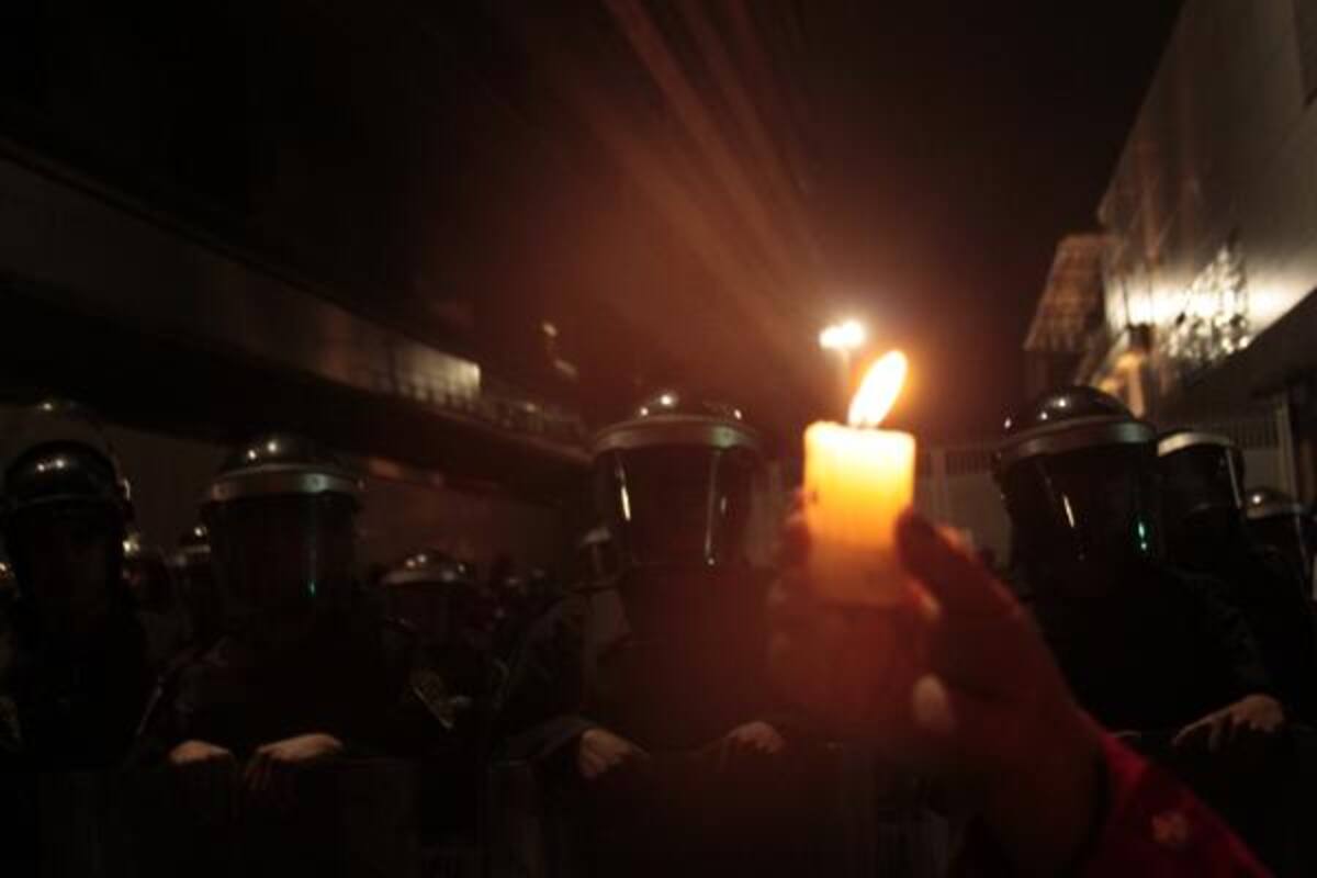 La protesta utilizó antorchas rumbo a las instalaciones de Televisa