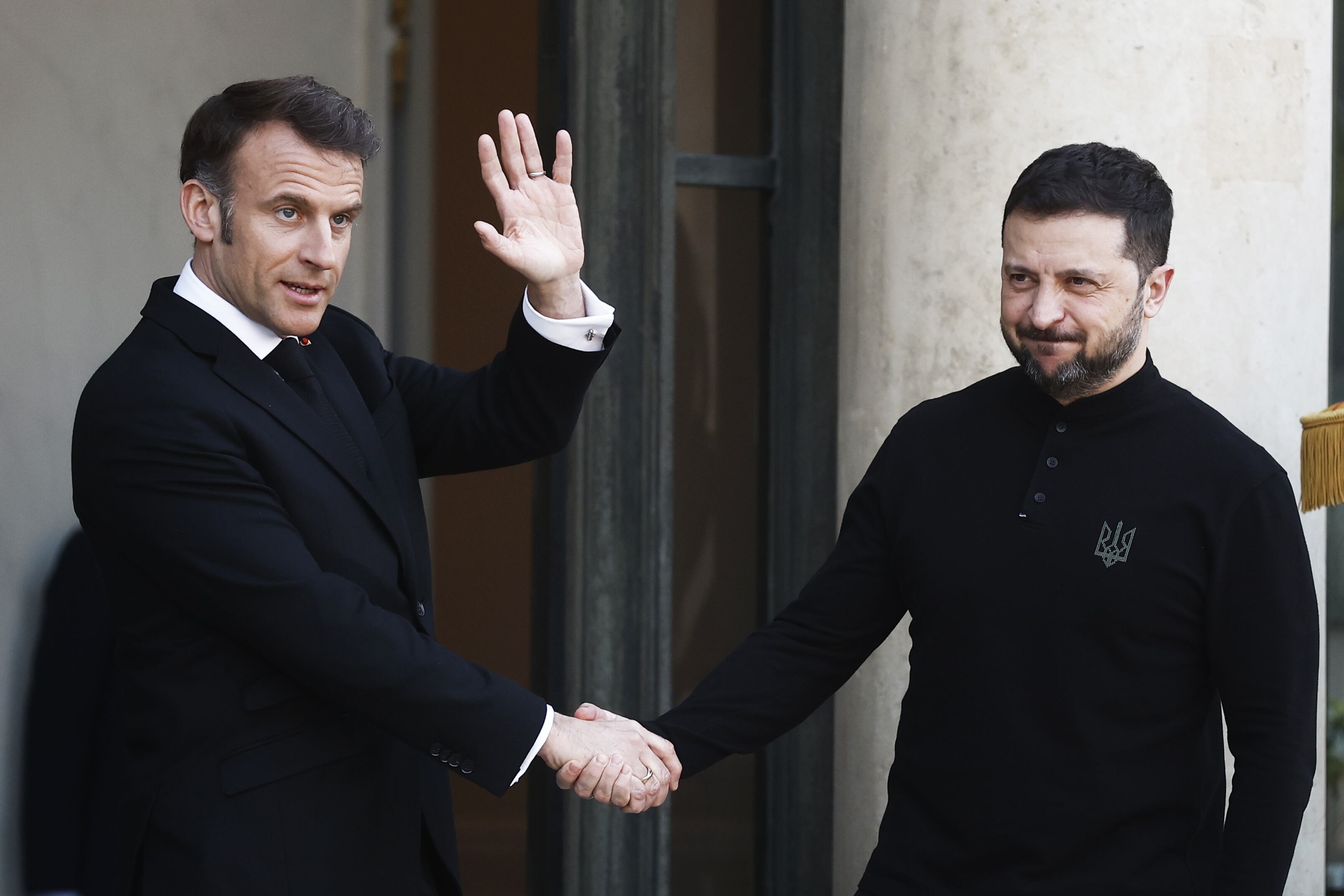 PARIS (France), 26/03/2025.- French President Emmanuel Macron (L) welcomes Ukrainian President Volodymyr Zelensky (R) upon his arrival at the Elysee Palace in Paris, France, 26 March 2025. French President Emmanuel Macron will host a meeting on Peace and Security in Ukraine with European and International leaders on 27 March 2025 in Paris. (Francia, Ucrania) EFE/EPA/YOAN VALAT