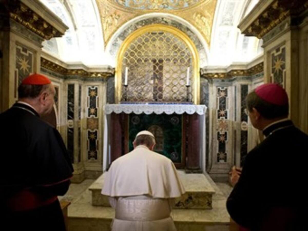 En acto histórico papa Francisco bajó hasta la tumba de San Pedro