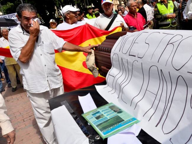 El vía crucis de los pensionados y docentes de Bogotá para acceder a los servicios de salud