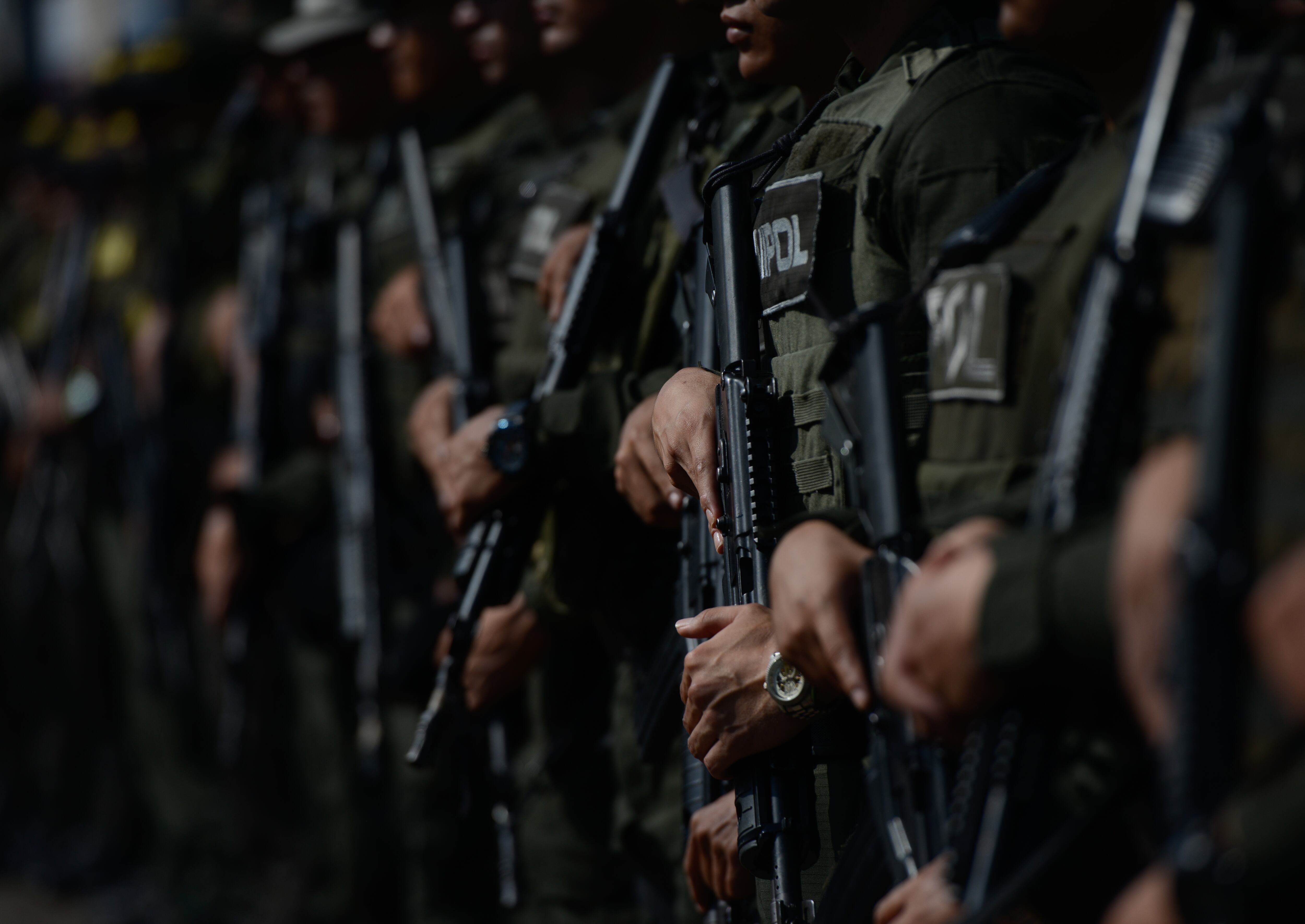 JAMUNDI (COLOMBIA), 13/06/2024.- Policías se forman previo a un patrullaje este jueves en el municipio de Jamundí (Colombia). Un total de 100 policías llegaron este jueves a reforzar la seguridad en el municipio de Jamundí, la localidad del suroeste de Colombia que sufrió dos atentados terroristas el miércoles a manos de las disidencias de las FARC y vive asediada por la violencia. EFE/ Ernesto Guzmán