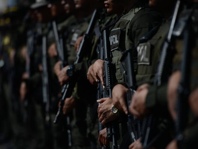 JAMUNDI (COLOMBIA), 13/06/2024.- Policías se forman previo a un patrullaje este jueves en el municipio de Jamundí (Colombia).