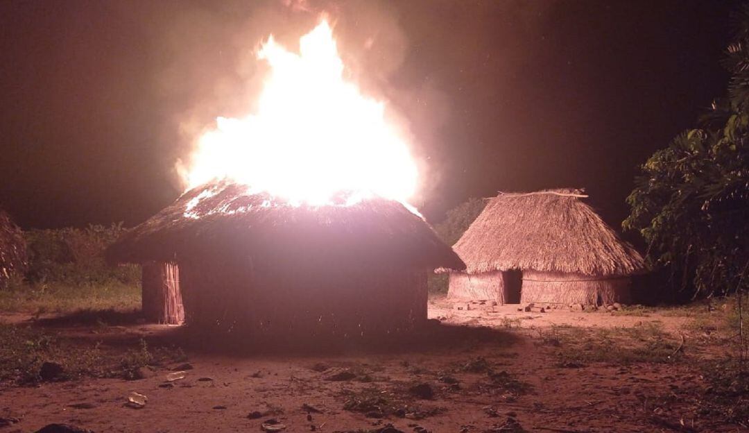Momentos del incendio en la comunidad.