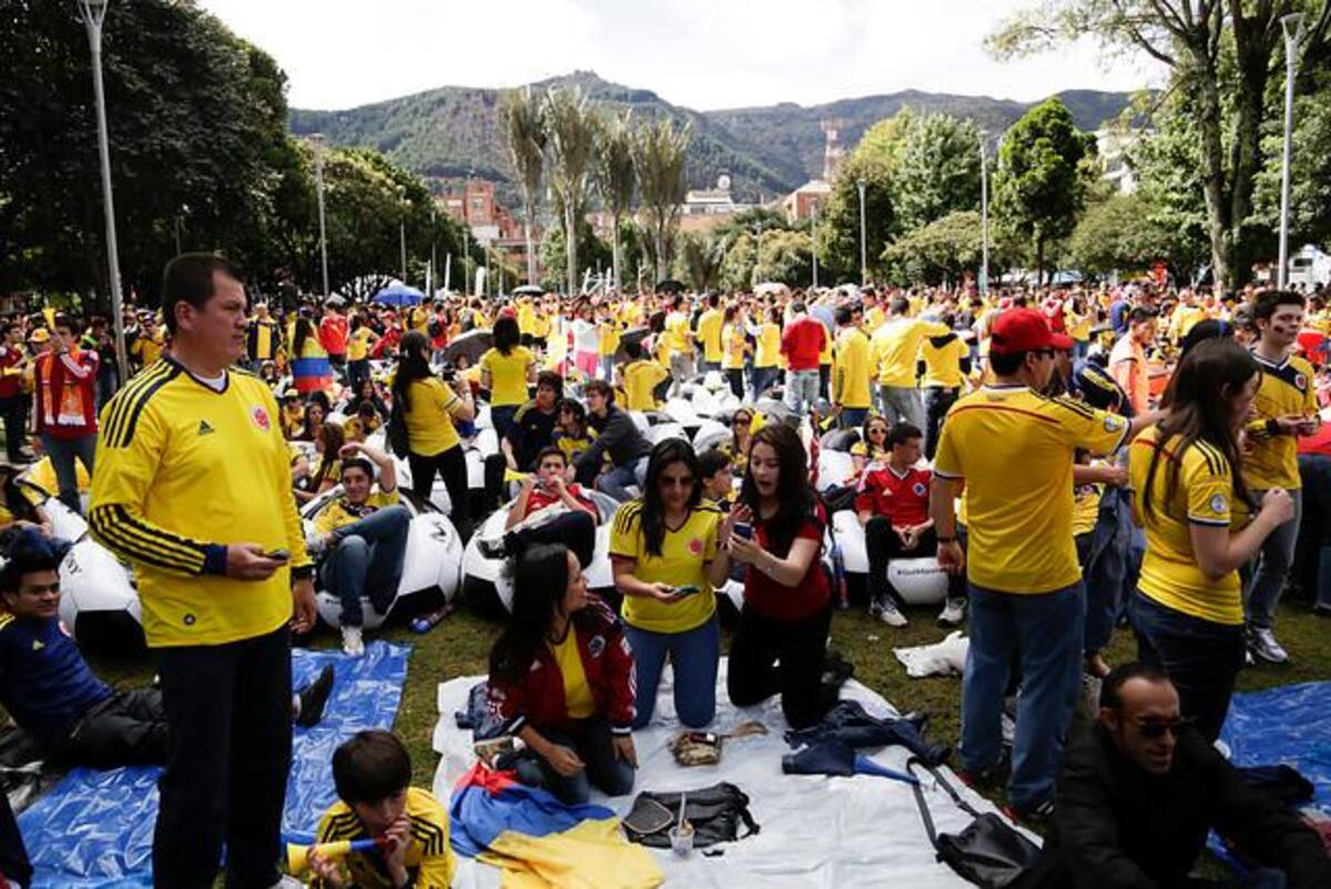 Millones de colombianos se acercan a las pantallas gigantes dispuestas en las principales ciudades del país.