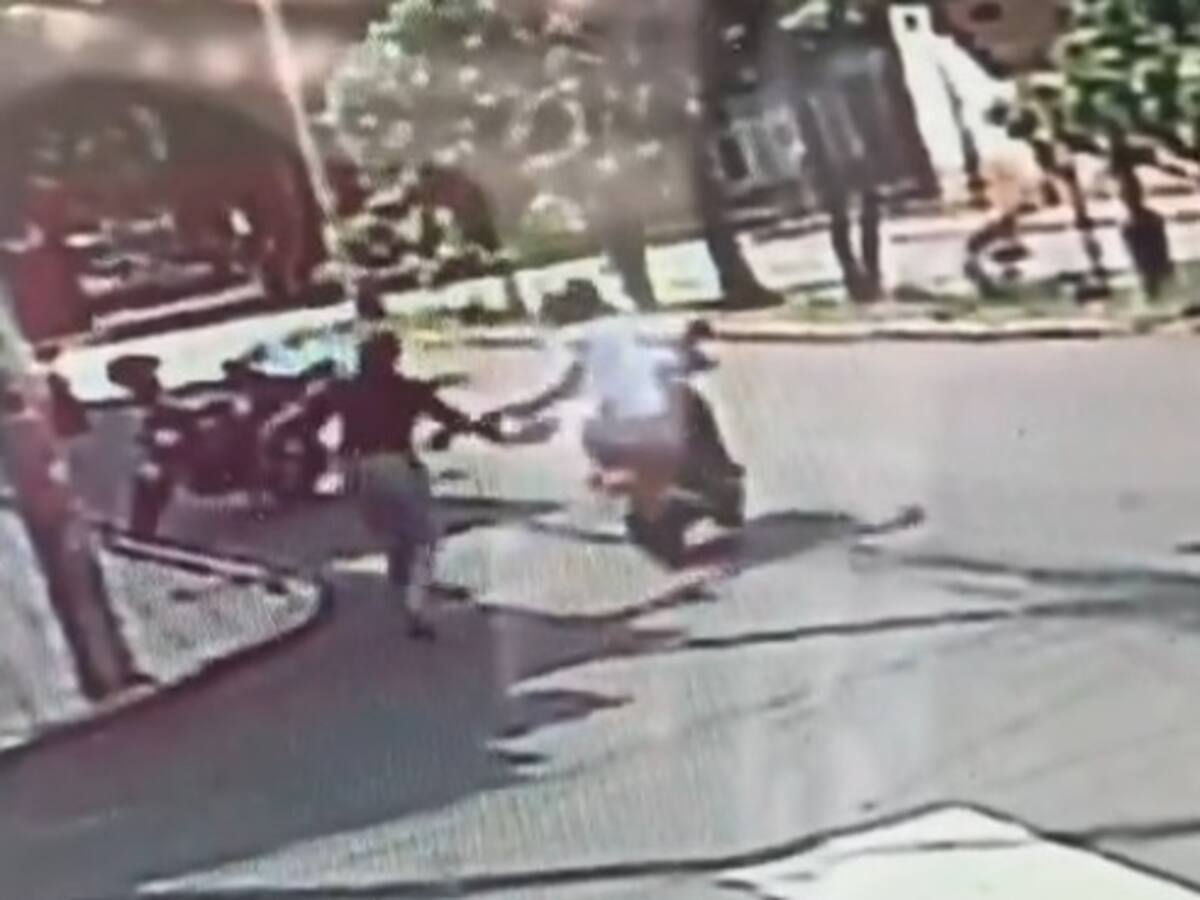 VIDEO: Ladrón le fracturó la mano y rodilla a una mujer en un raponazo