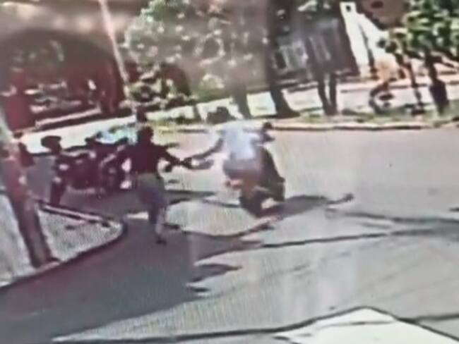 Ladrón le fracturó la mano y rodilla a una mujer en un raponazo