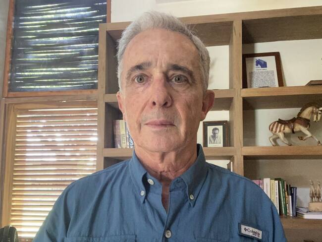 Álvaro Uribe sigue en libertad, pero en calidad de imputado