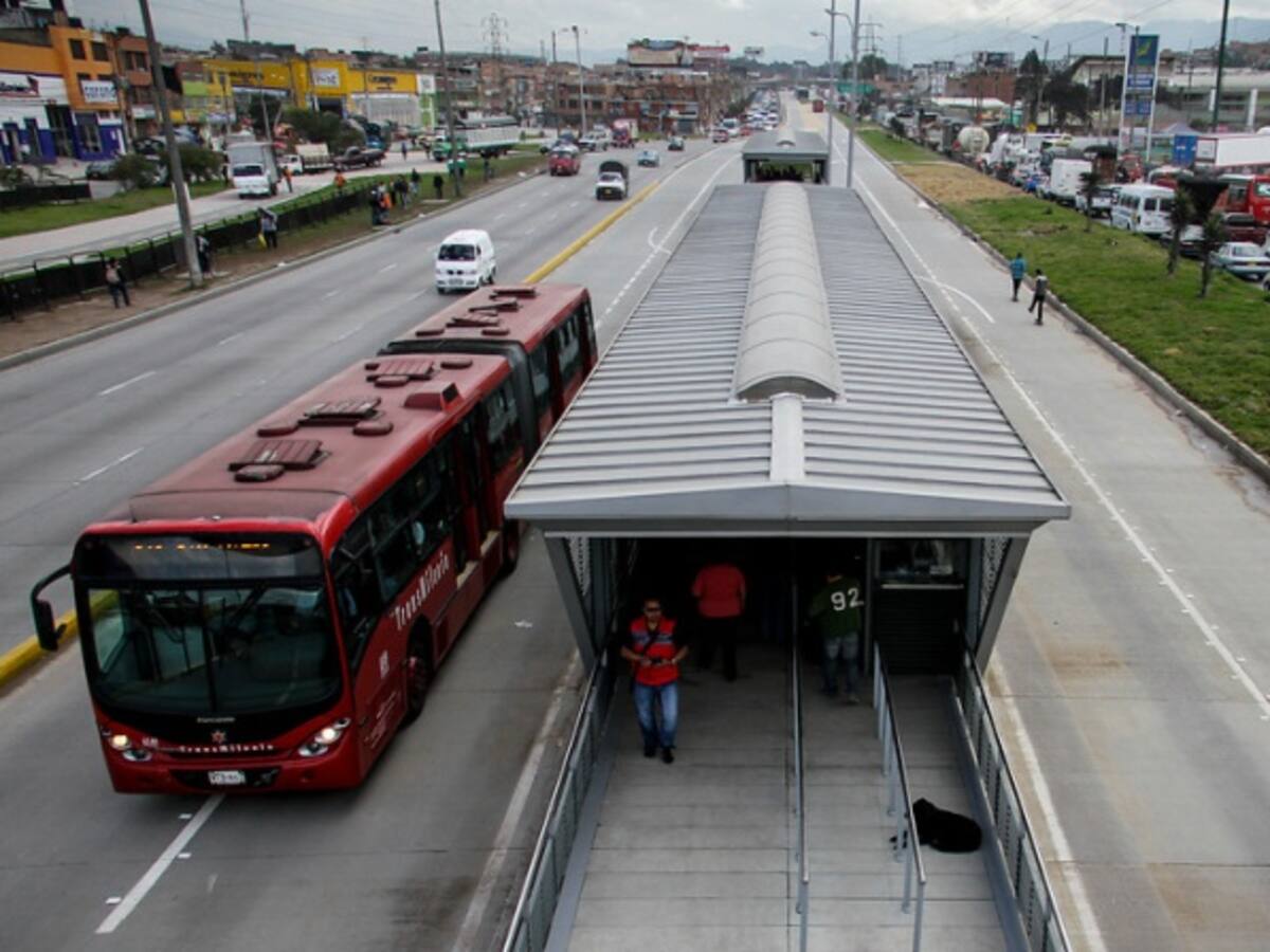 Riñas de estudiantes en estación de Transmilenio