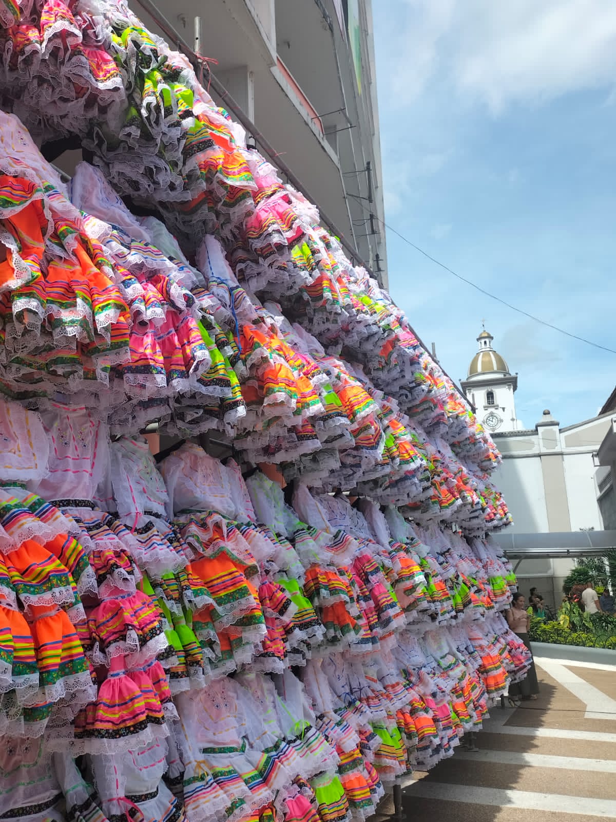 Entrega de trajes típicos del Tolima