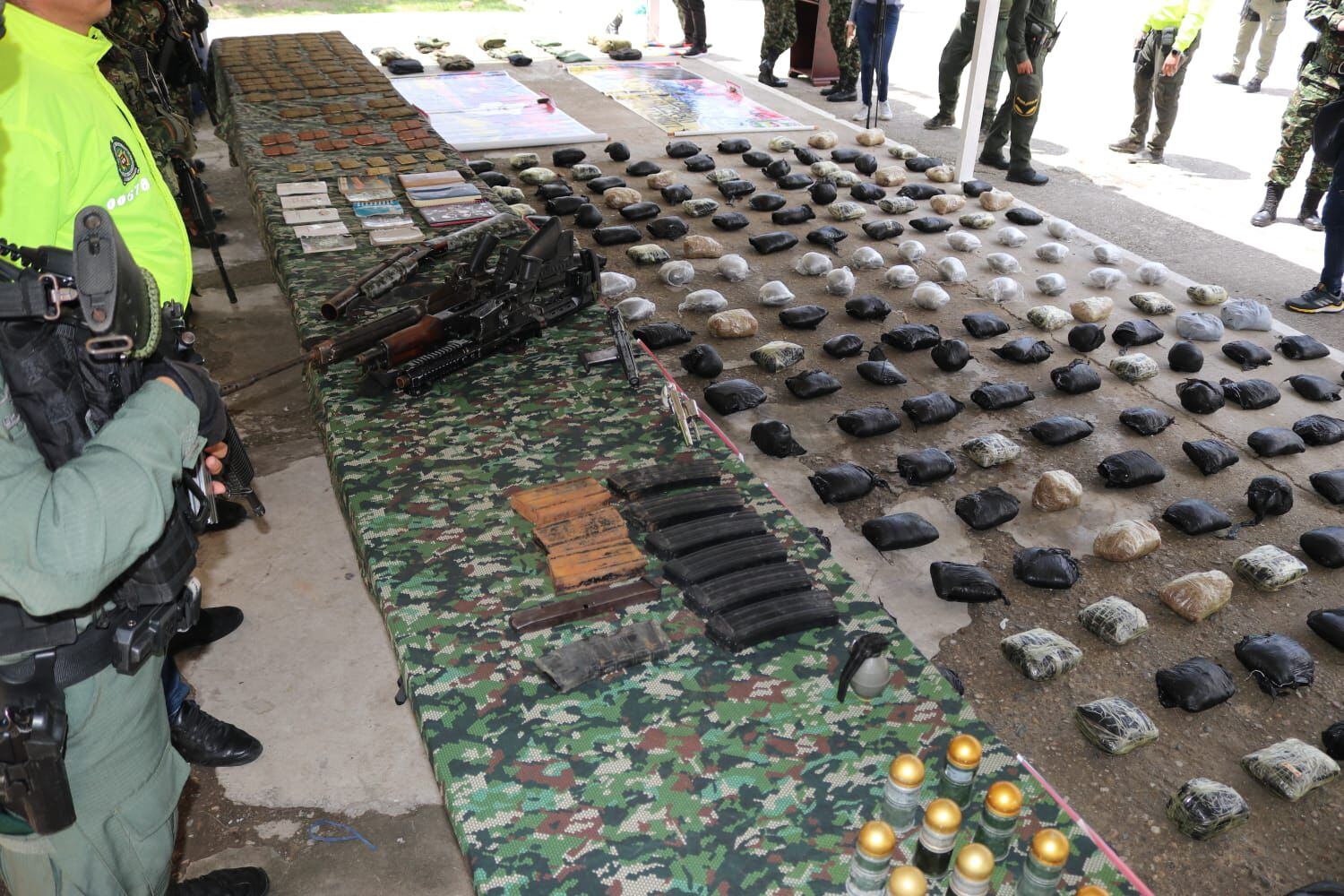 Arsenal perteneciente a disidencias armadas en el Catatumbo. Foto: Ejército Nacional.