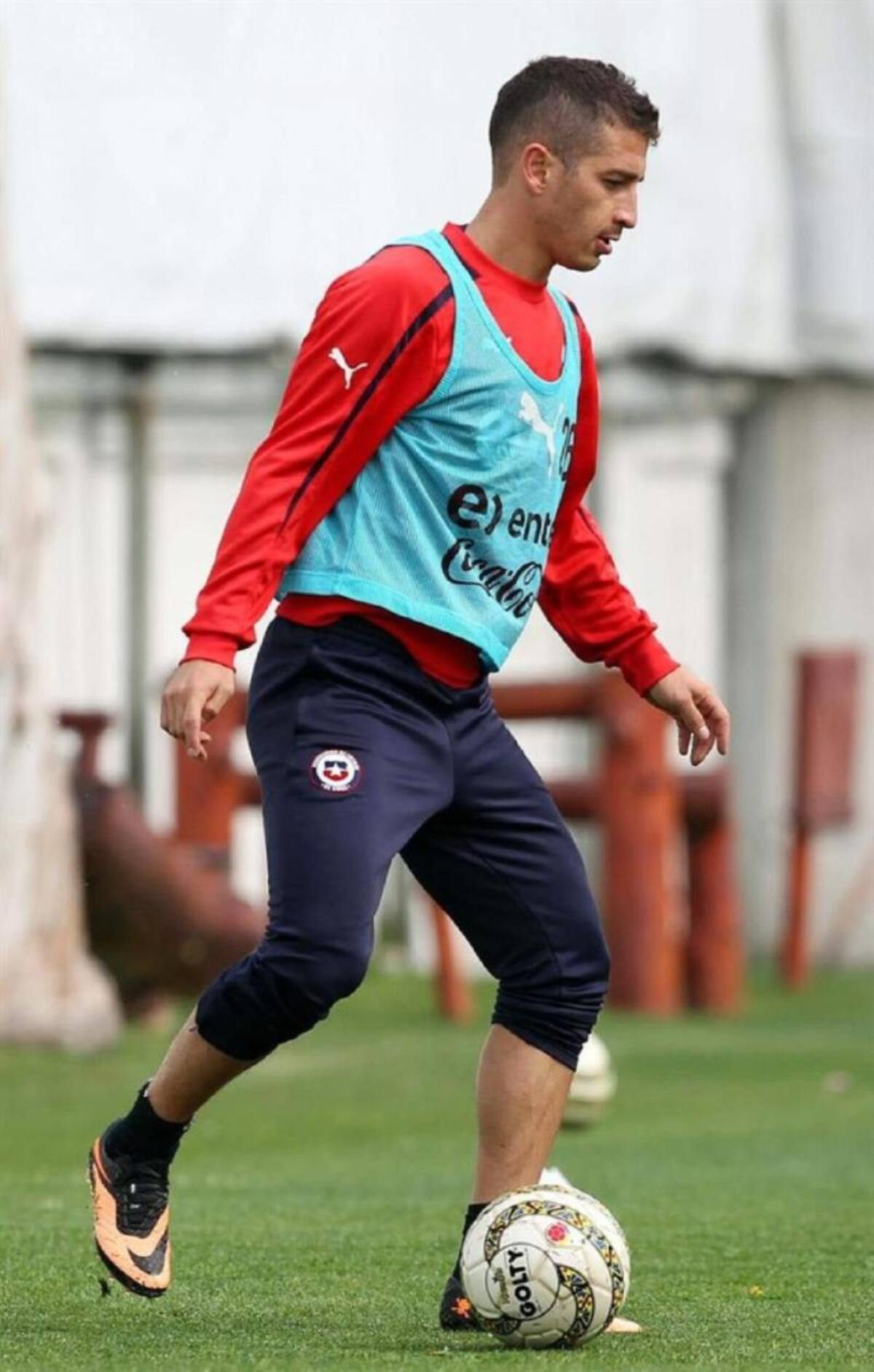 Carlos Carmona durante el entrenamiento en el complejo deportivo Juan Pinto Durán, en Santiago (Chile).