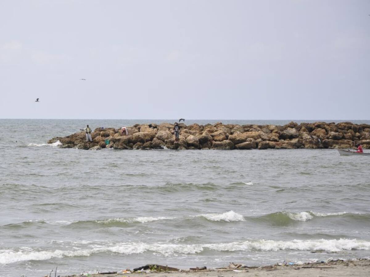 Joven es arrastrado por una ola en playas del Atlántico