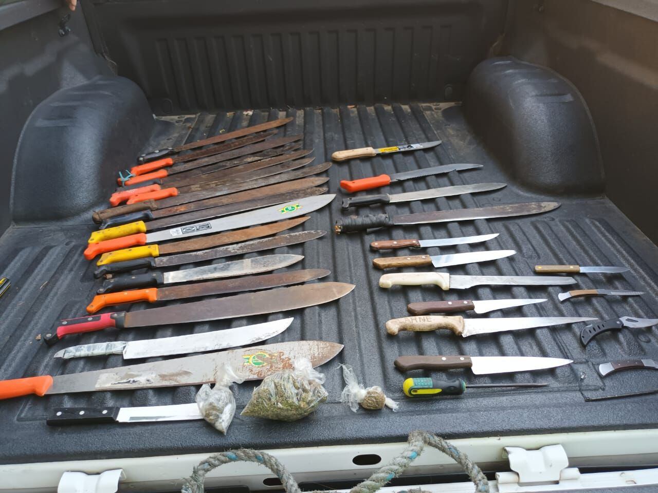 Incautación de armas blancas